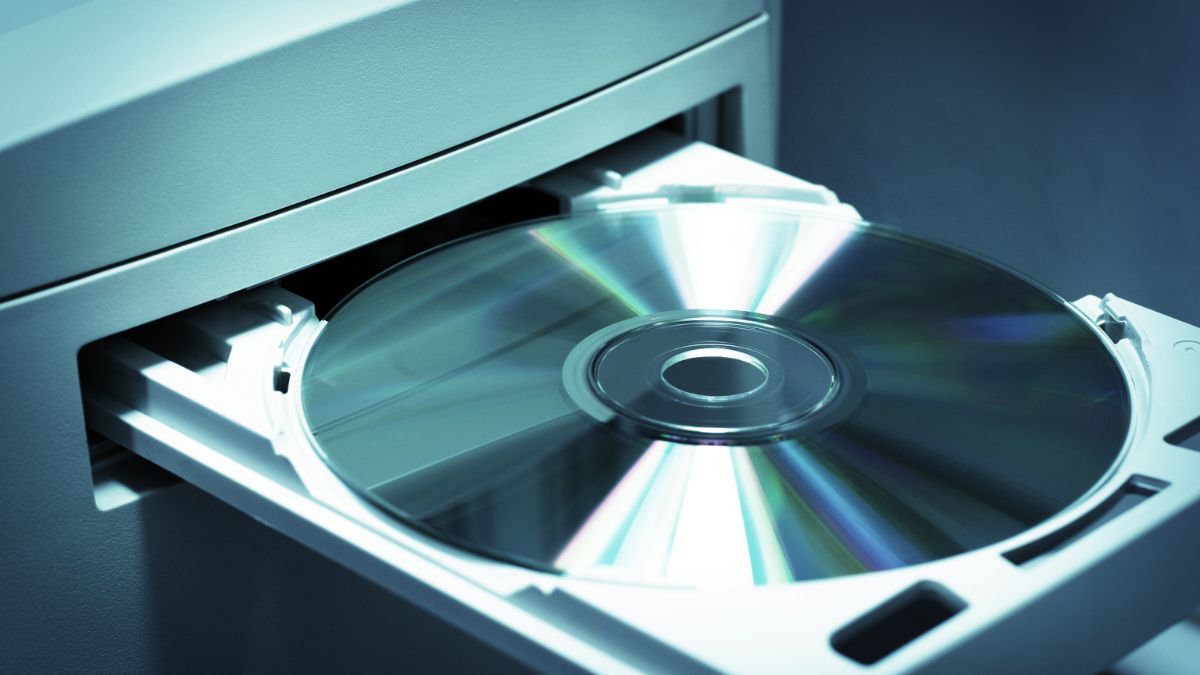 A CD-ROM lemez látható egy számítógép CD-meghajtójában.